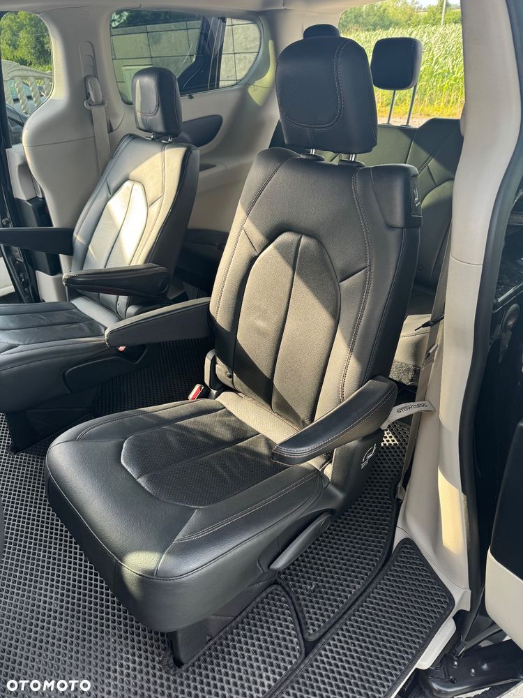 Chrysler Pacifica - 16