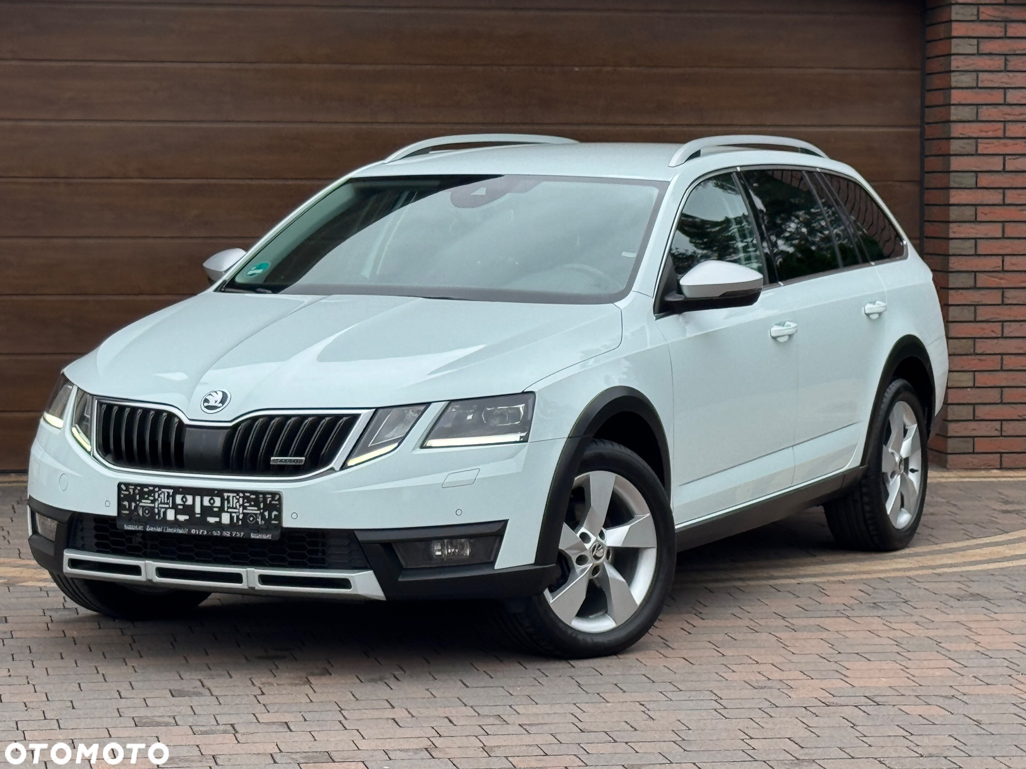 Skoda Octavia Combi 2.0 TDI DSG 4x4 Scout - 2
