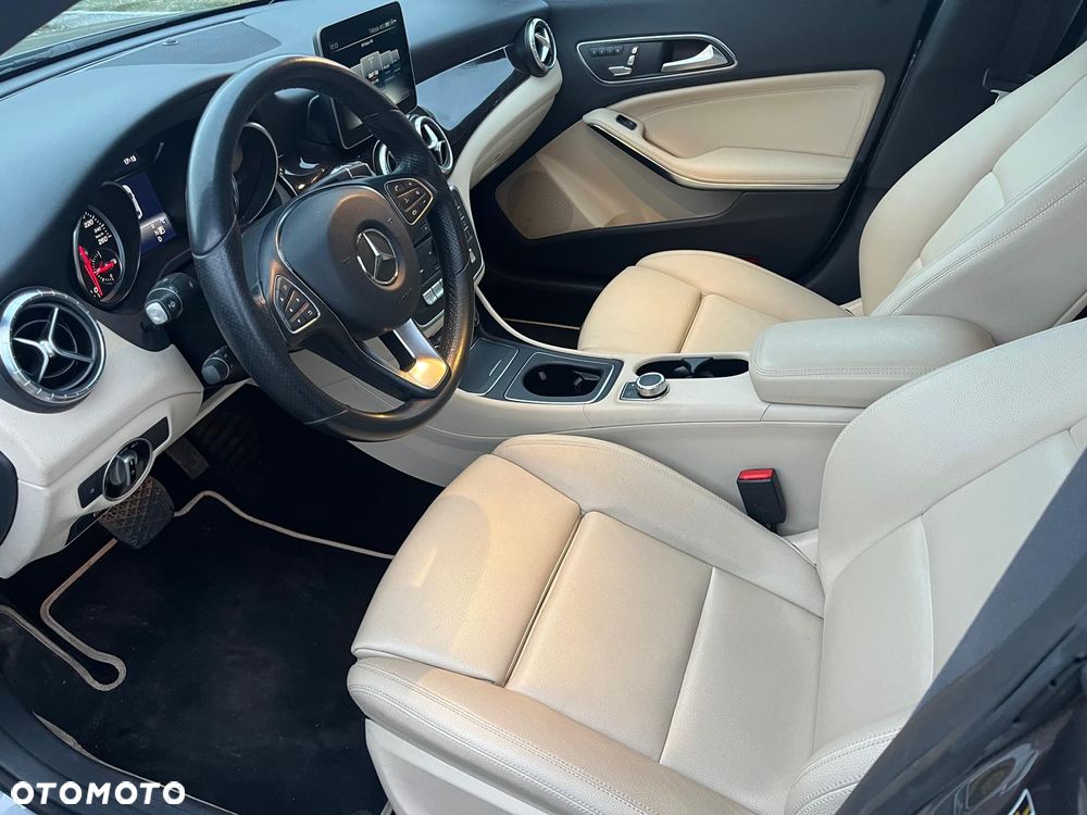 Mercedes-Benz CLA 250 4Matic 7G-DCT - 11