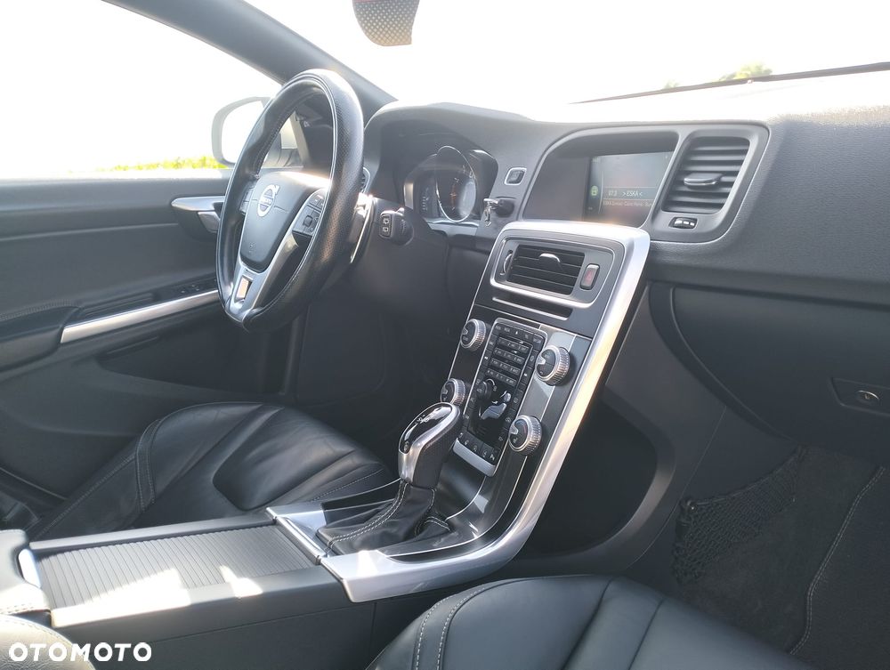 Volvo V60 T6 AWD Drive-E R-Design Momentum - 27