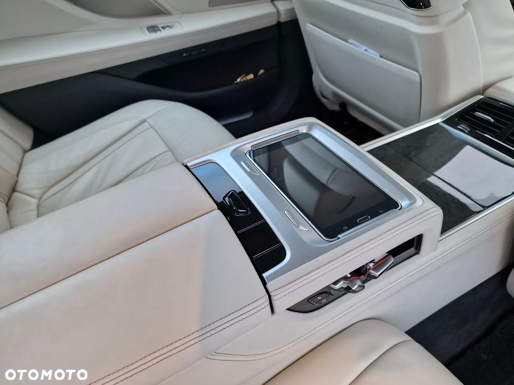 BMW Seria 7 740Le iPerformance - 13