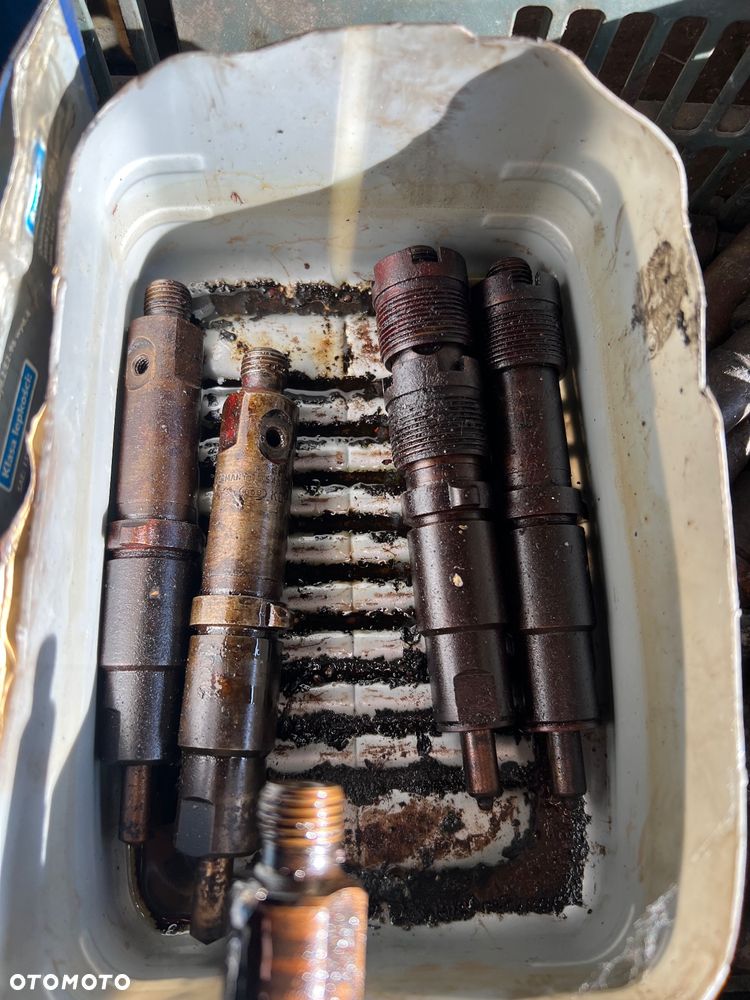 Wtryskiwacze paliwa różne mam Mercedes Volvo - 1