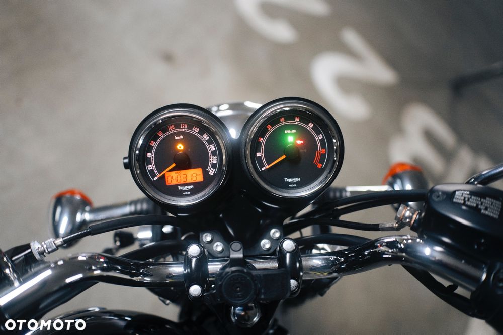 Triumph Bonneville - 16