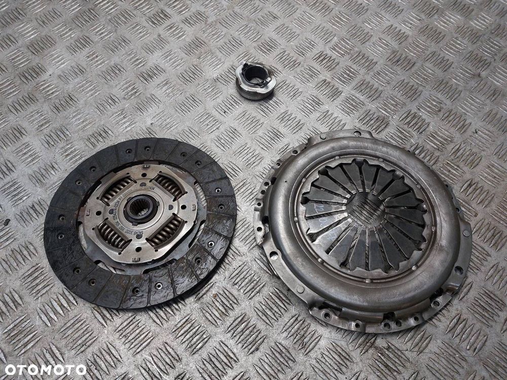 SPRZĘGŁO TARCZA + DOCISK + ŁOŻYSKO OPOROWE HYUNDAI I30 I 1.6 CRDI - 1