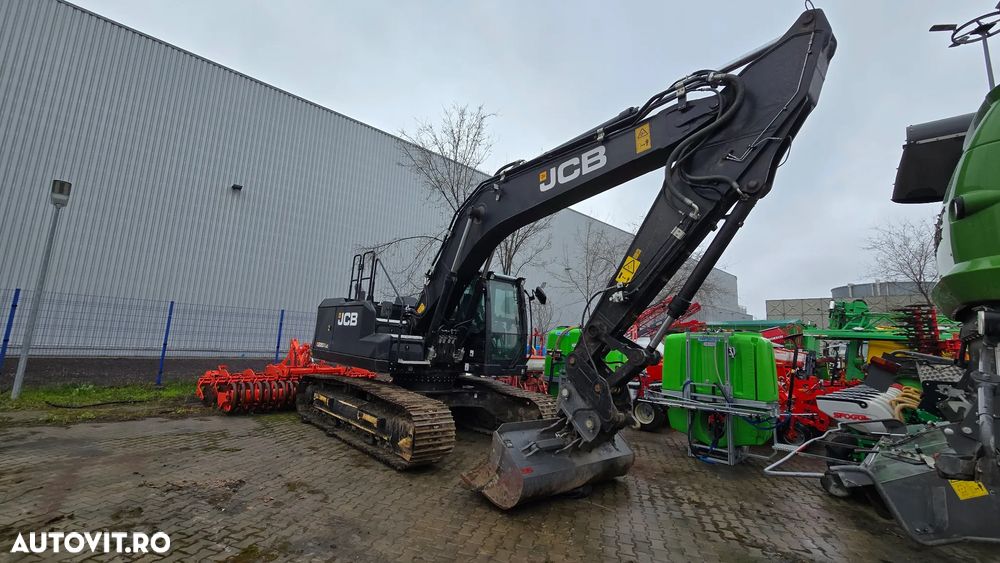 JCB 220 X LC Black - 1