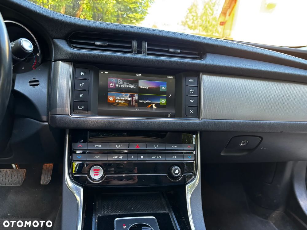 Jaguar XF 35t Prestige - 11