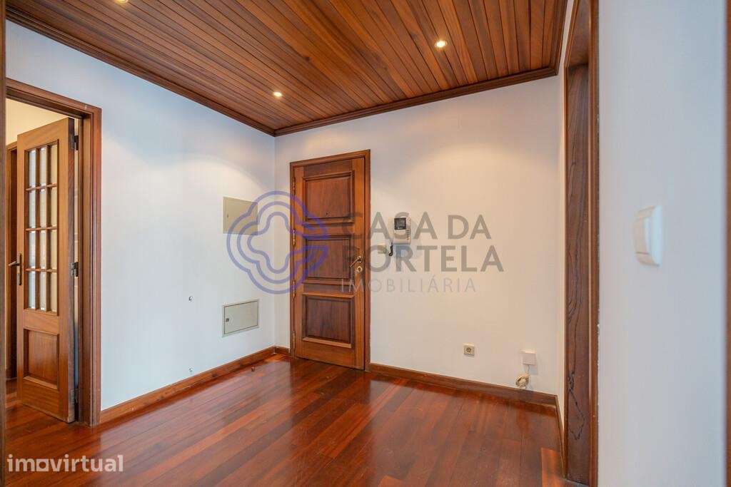 T3 com garagem e arrumos entre o ISEC e o Polo II - Grande imagem: 5/35
