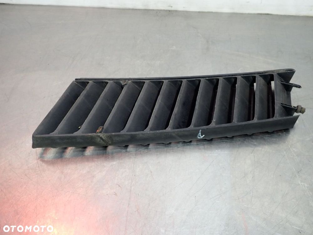 KRATKA WLOT POWIETRZA PRAWY TYŁ VOLKSWAGEN T3 - 2