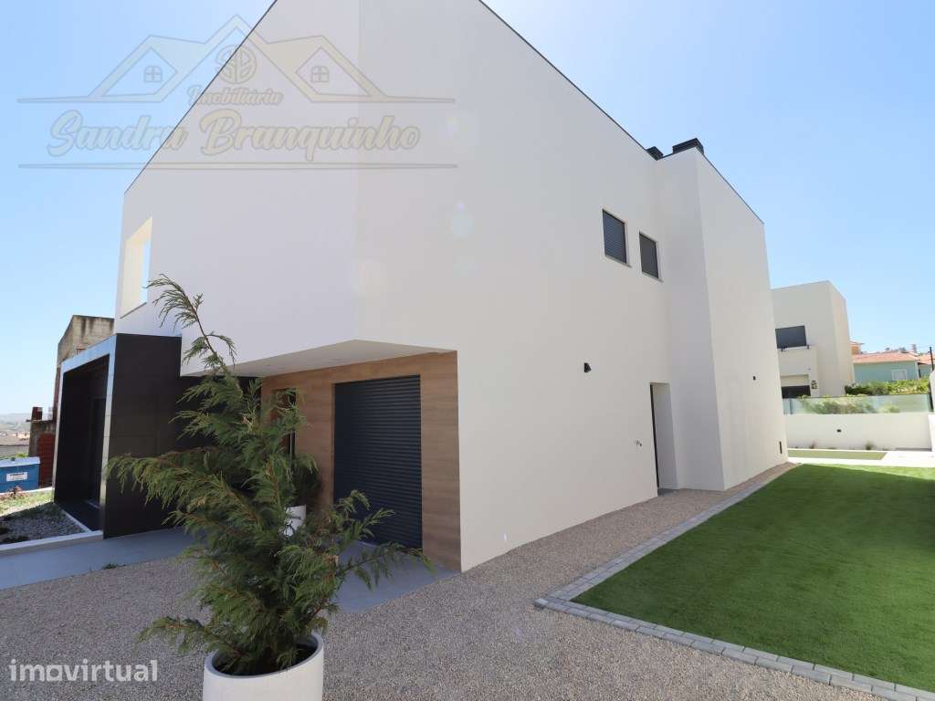 Moradia T5 (NOVA) com Piscina - Grande imagem: 3/57