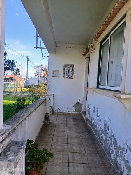MORADIA T2 com varanda, páteo e ótimo TERRENO - Grande imagem: 2/2