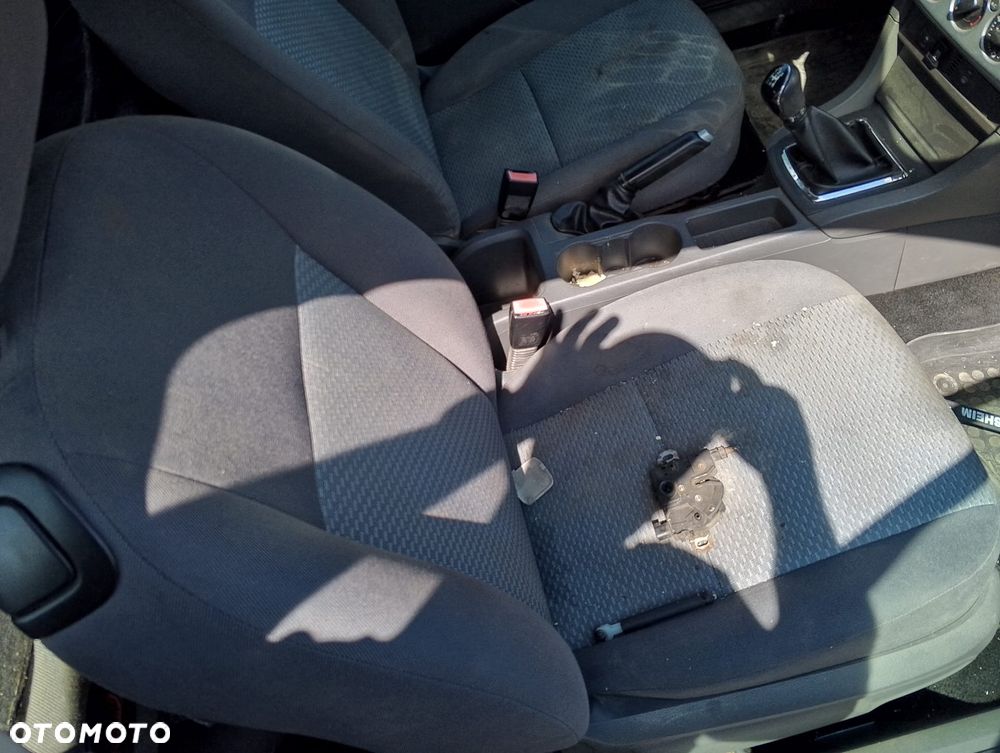 Ford Focus mk2 (04-07r.) 1.6B 100KM. Silnik C16HDEZ Skrzynia CIB5 lakier C6 / 6DYE – Sea Grey.Cały na części. GWARANCJA !!!  Przód Tył Zestaw Komplet Drzwi Klapa Zderzak Błotnik Maska Grill Atrapa Szyba Pas Lampa Lusterko Boczki Fotel Kanapa Kokpit Deska Rozdzielcza Przełącznik Włącznik Sterownik Przewody Wiązka Instalacja Moduł Komputer Czujnik Listwa Pompa Alternator Wtryski Głowica Rozrusznik Kompresor Sprzęgło Dwumas Silnik Skrzynia ABS Klimatyzacji Paliwa Wspomagania Kolektor Turbina Przepustnica Zawór Chłodnica Koło Hak Belka Sanki Zawieszenie Mcpherson Półoś Amortyzator Wydech Tłumik Zacisk Most - 10