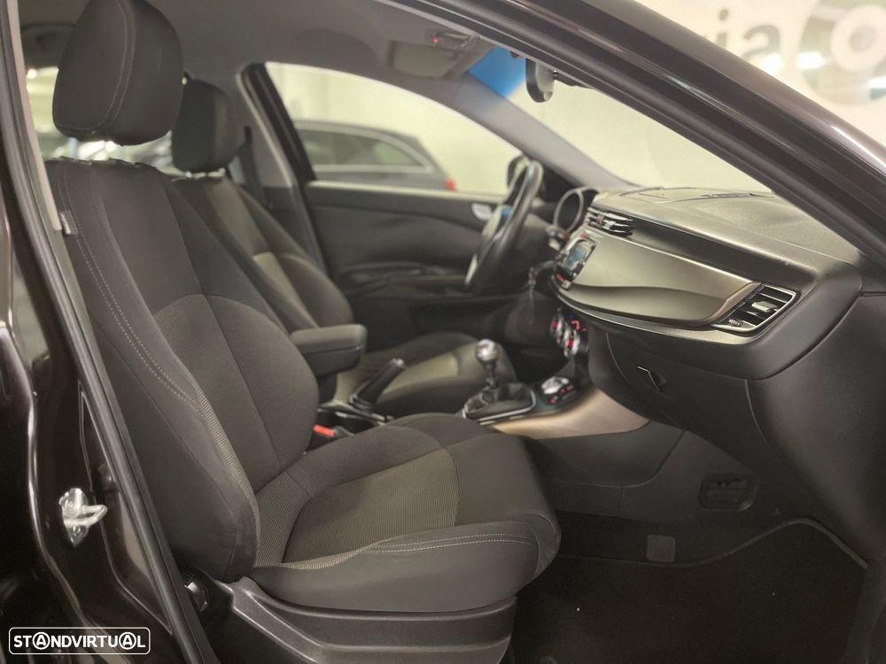 Alfa Romeo Giulietta 1.6 JTDm Distinctive - 19