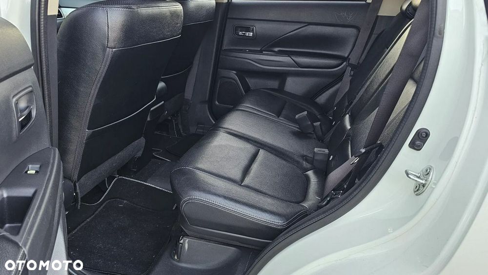 Mitsubishi Outlander Instyle NAVI + - 25