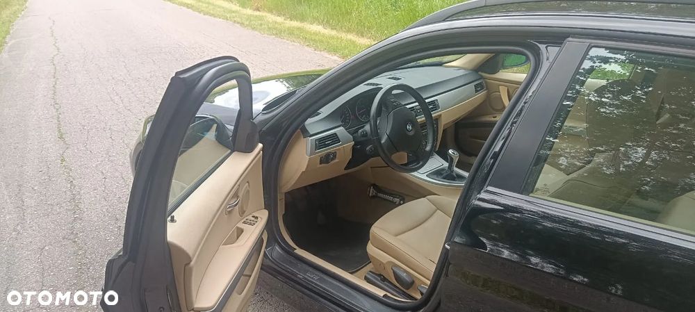 BMW Seria 3 318i Touring - 12