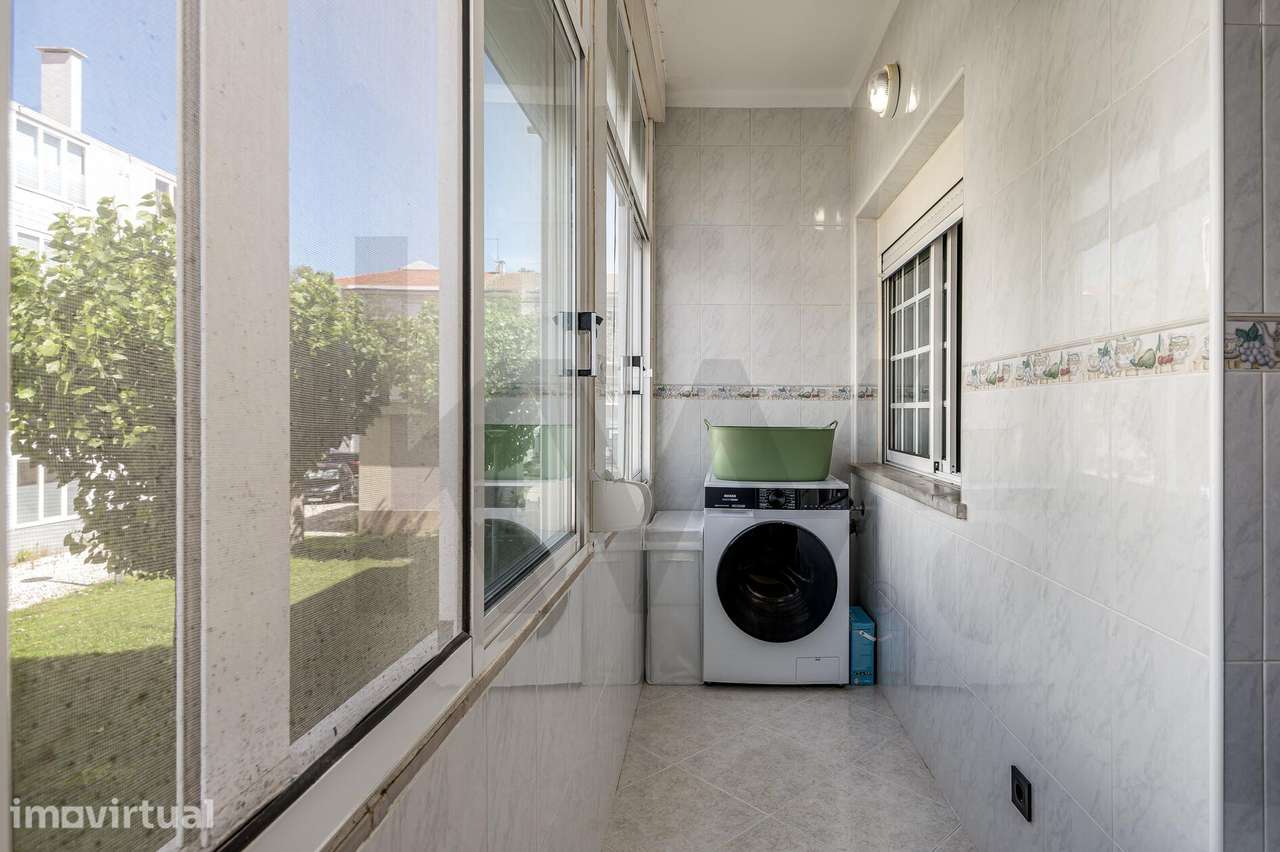 T2 Renovado no Centro do Montijo | Varanda | Luz Natural | Obras do Pr - Grande imagem: 4/30