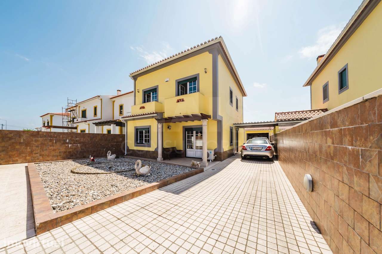 Moradia T4 com Jardim, Garagem e Churrasqueira no Centro de Olho Ma... - Grande imagem: 2/50