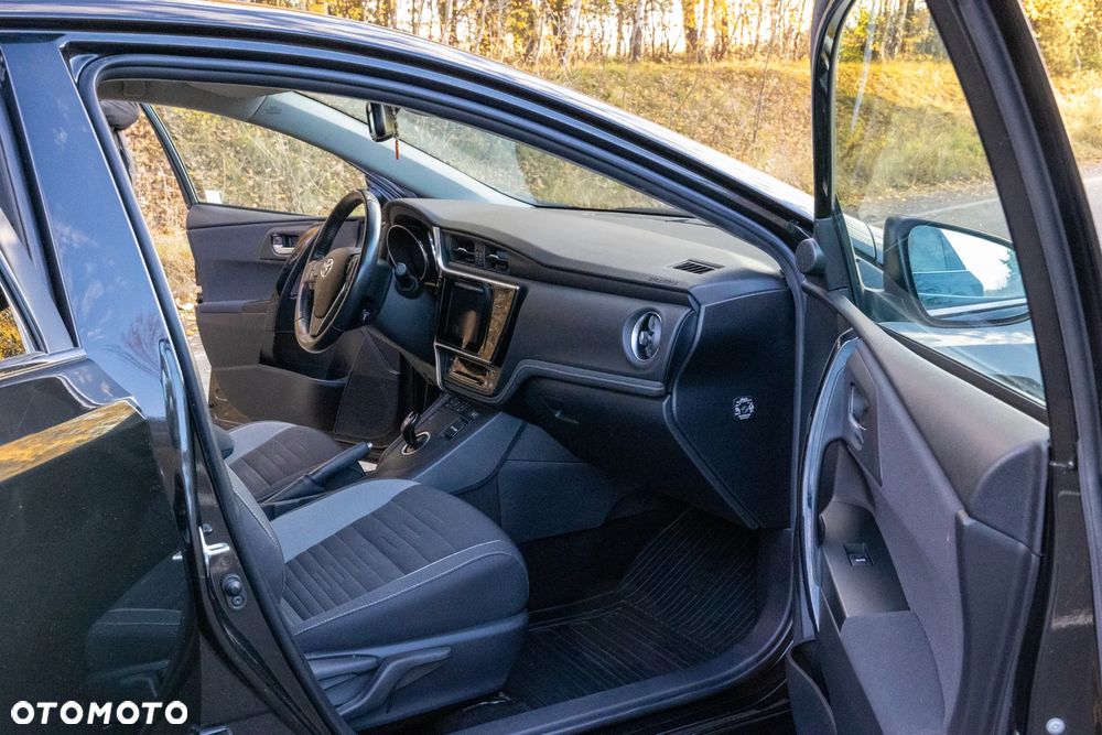 Toyota Auris ver-hatchback-15--19 - 13