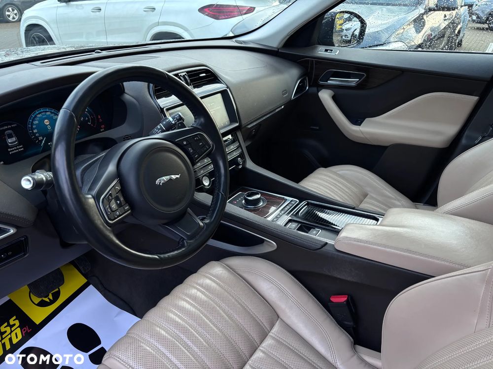 Jaguar F-Pace - 12