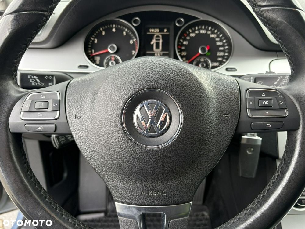 Volkswagen Passat - 25