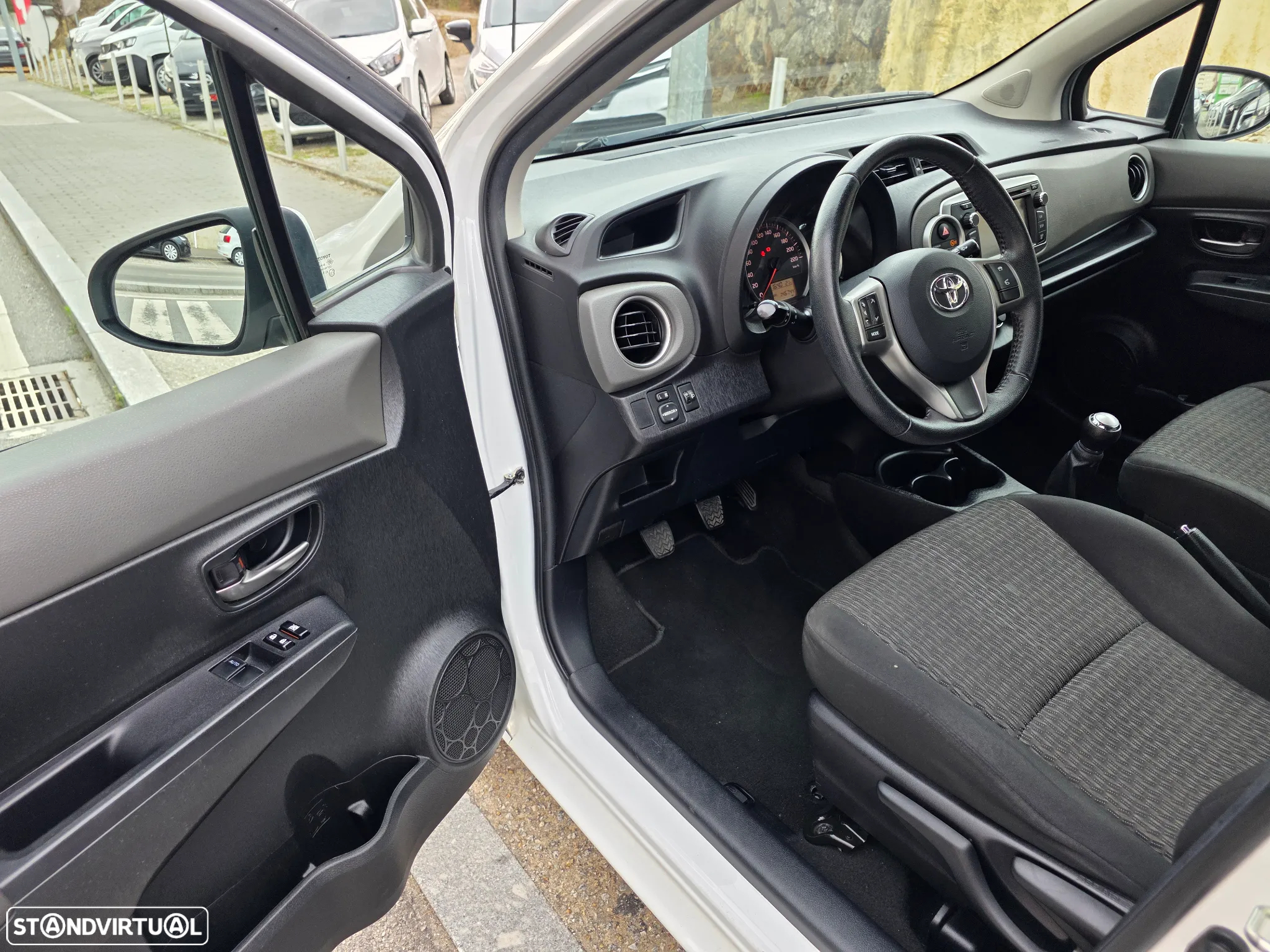 Toyota Yaris 1.0 VVT-i Comfort +PS Style+P.Techno - 12