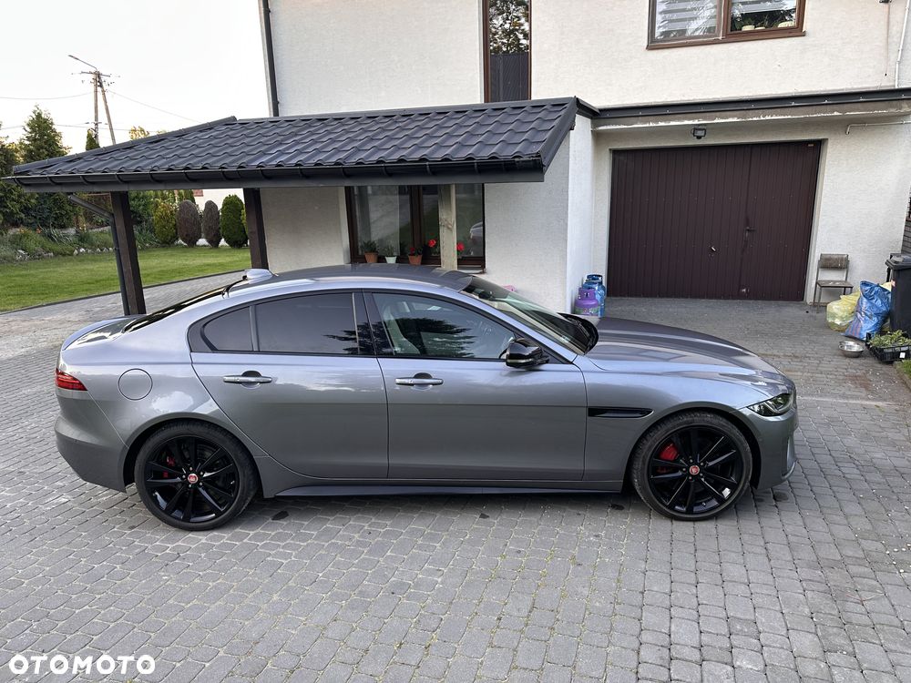 Jaguar XE 2.0 P250 R-Dynamic Black - 2