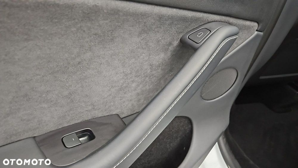 Tesla Y Long Range RWD - 17