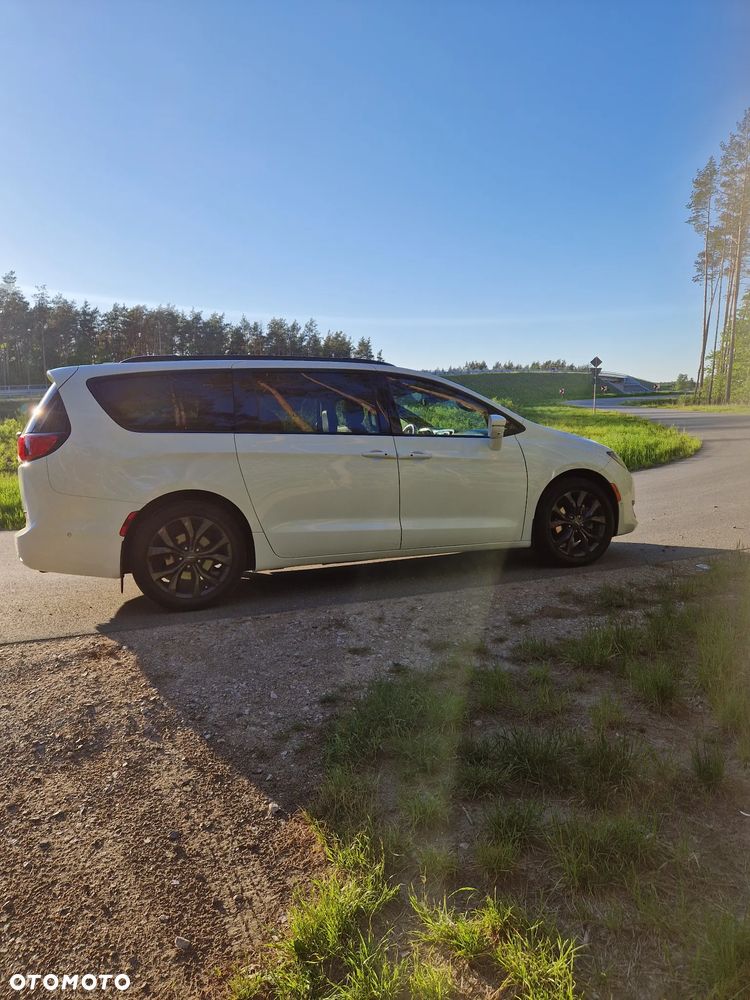Chrysler Pacifica - 4