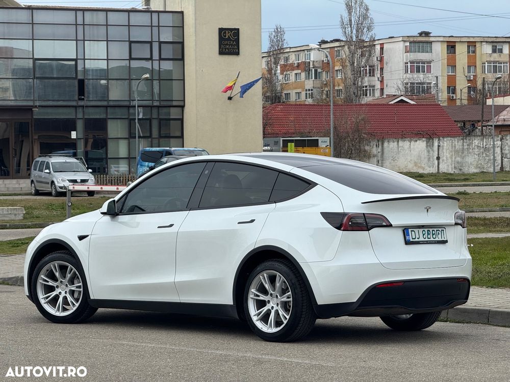 Tesla Model Y - 11
