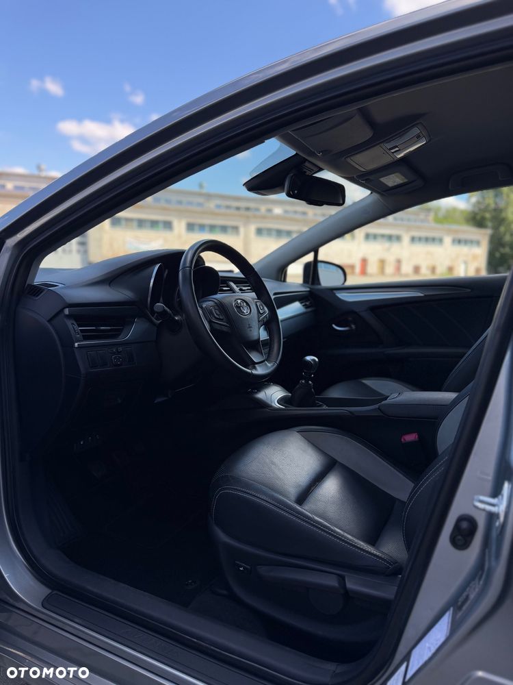 Toyota Avensis 1.8 Premium - 18
