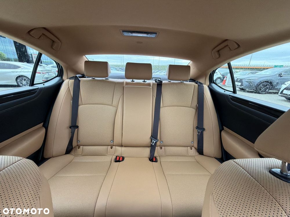 Lexus ES 300h Business Edition - 29