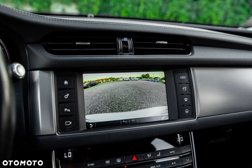Jaguar XF 20d Prestige - 34