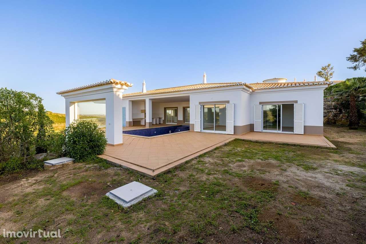 LUXUOSA MORADIA DE 4 QUARTOS NO SANTO ANTÓNIO GOLF RESORT, LAGOS – PRO - Grande imagem: 3/37