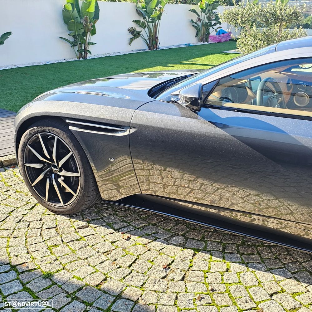 Aston Martin DB11 Coupé V12 AMR - 2