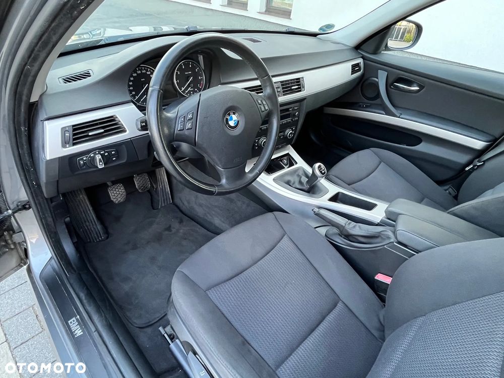 BMW Seria 3 318i Touring - 12