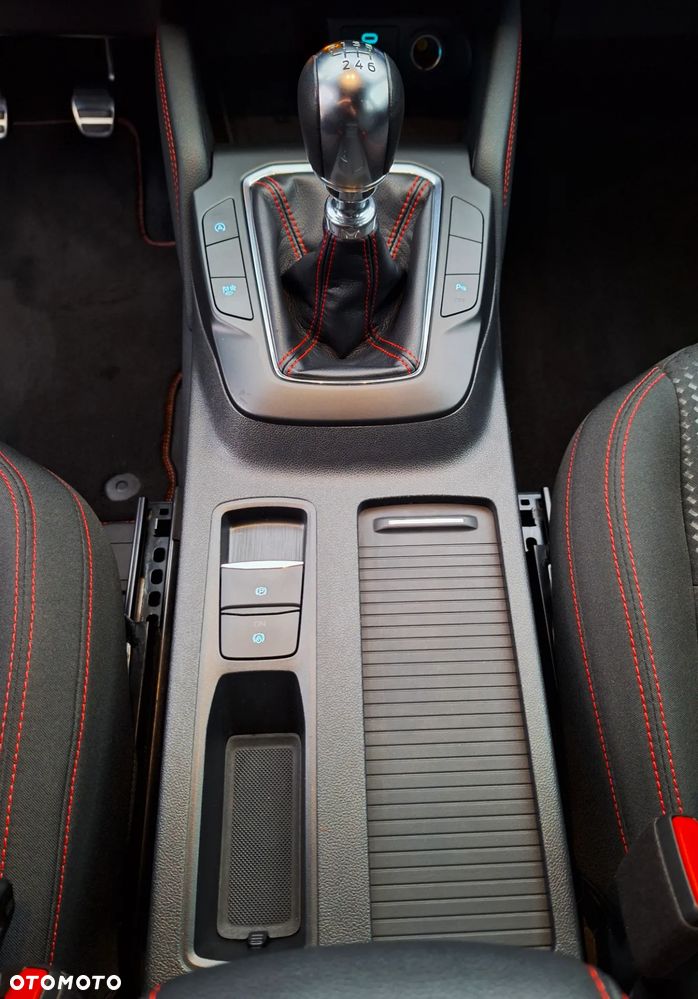 Ford Kuga 1.5 EcoBoost ST-LINE - 33