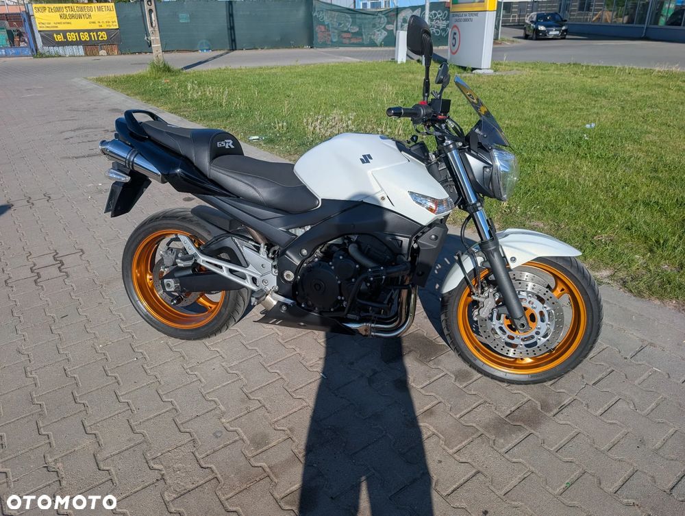 Suzuki GSR - 7
