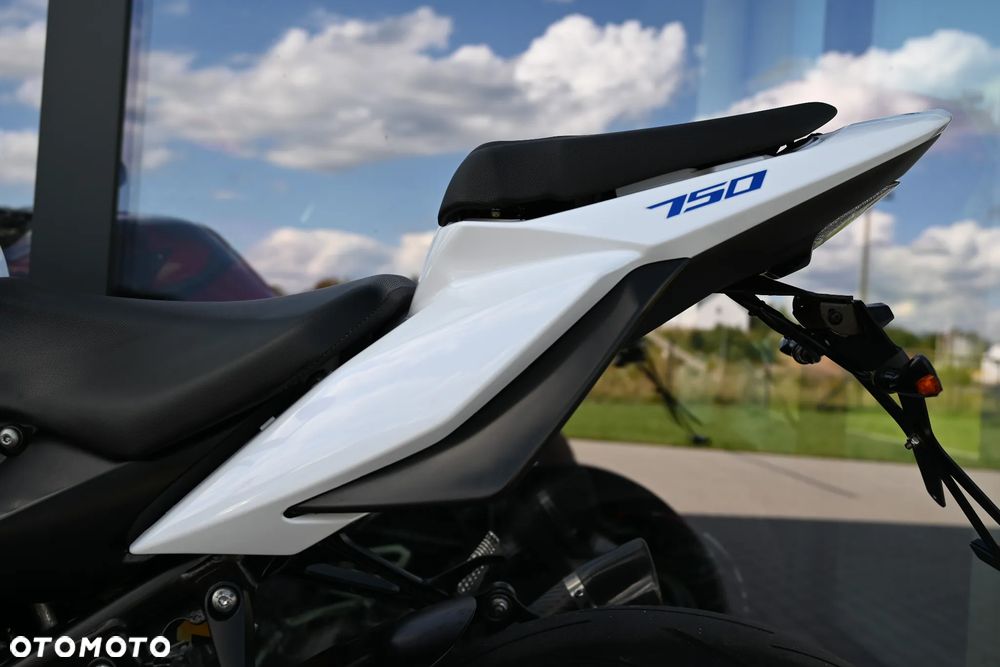 Suzuki GSR - 16
