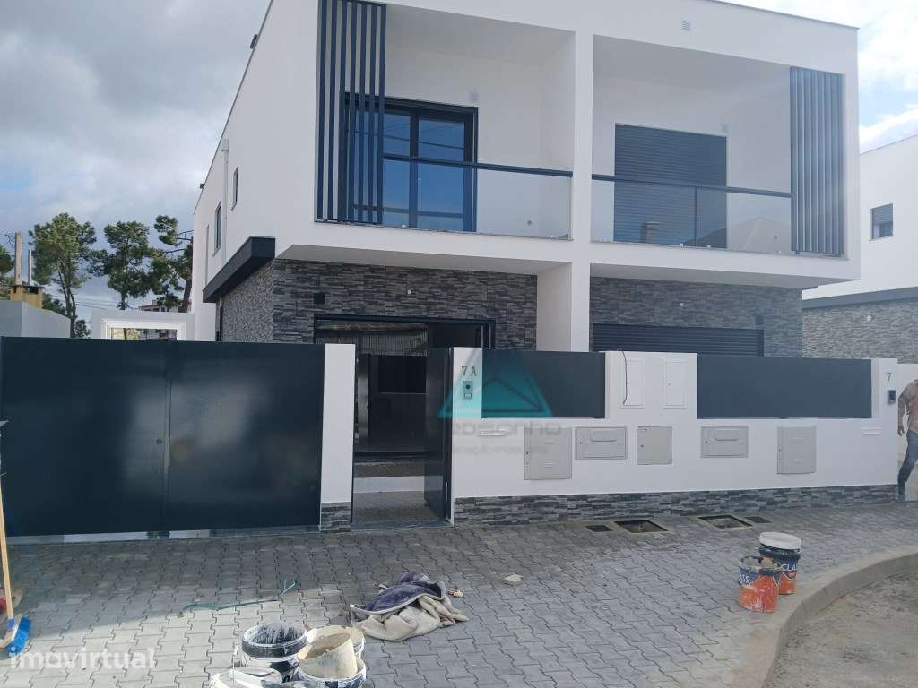 Moradia T3 em Fernão Ferro com Excelente Espaço Exterior - Grande imagem: 2/14