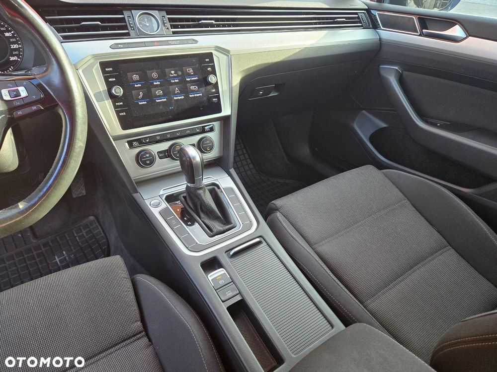 Volkswagen Passat - 34