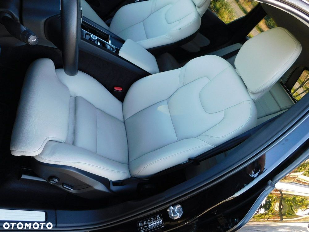 Volvo XC 60 D4 Momentum Pro - 11