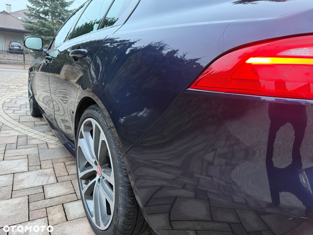 Jaguar XE 20d R-Sport - 35