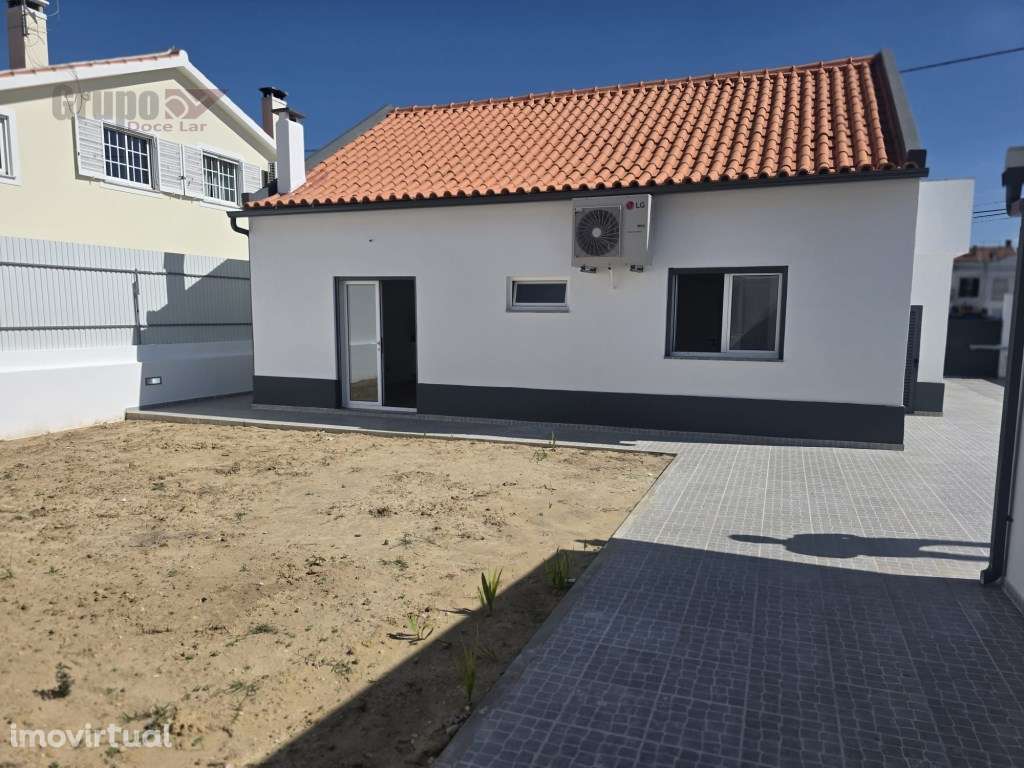Moradia Isolada T3 +1 com Garagem e Logradouro em Quinta do Conde - Grande imagem: 5/40