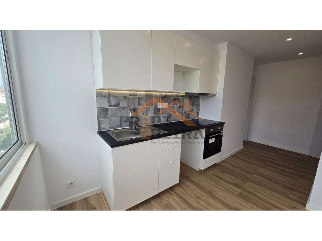Situado na Damaia de Cima, apartamento T2 totalmente remodelado. - Grande imagem: 3/37