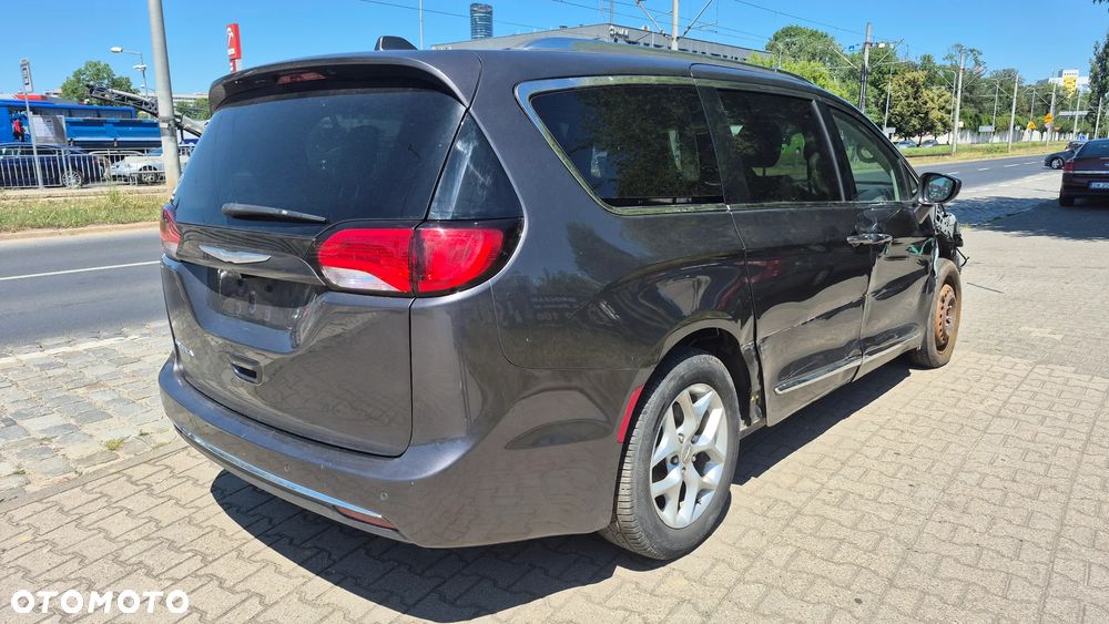 Chrysler Pacifica - 5