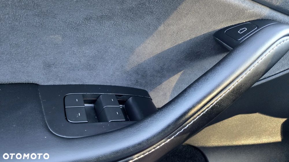 Tesla Model Y Long Range Dual Motor AWD - 25