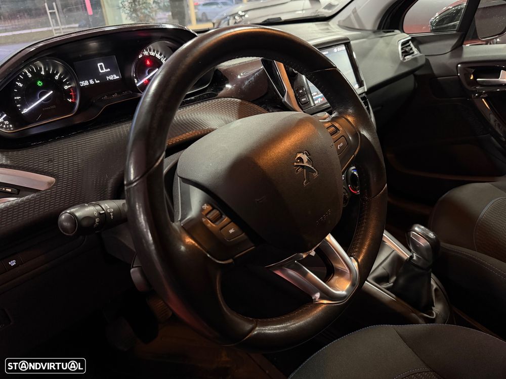 Peugeot 208 1.2 PureTech Signature - 19