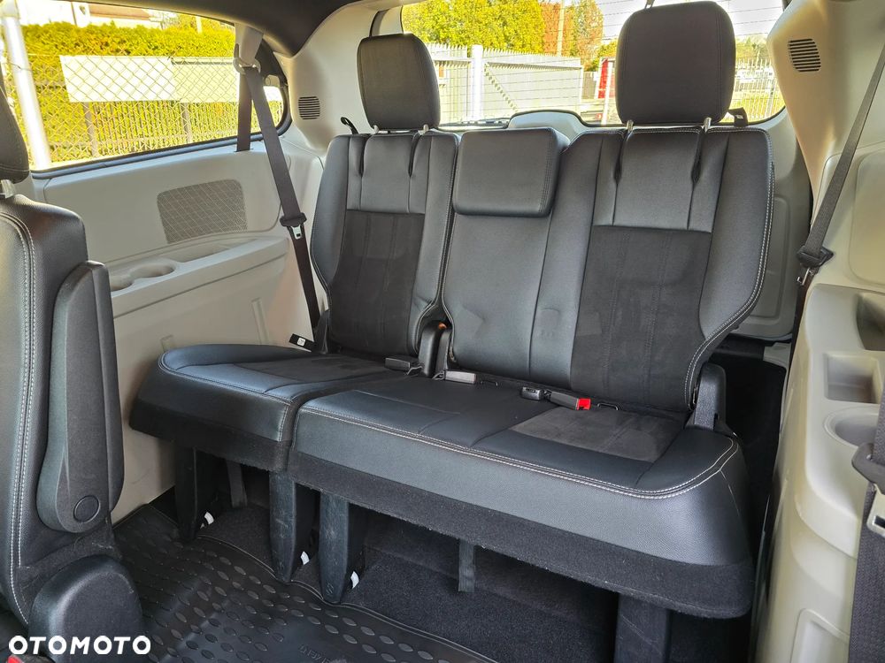Dodge Grand Caravan - 33