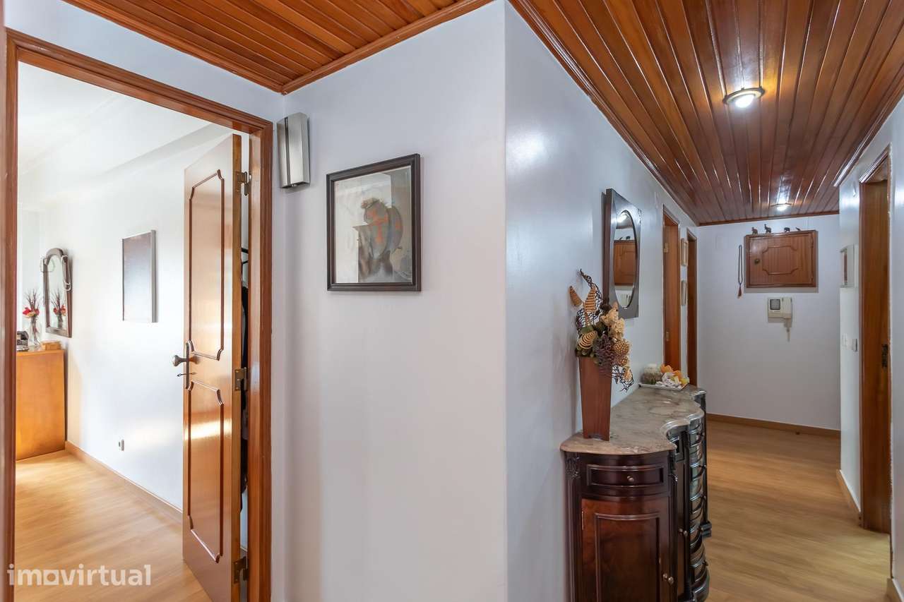 Apartamento T3 com Terraço na Tapada das Mercês - Grande imagem: 2/34
