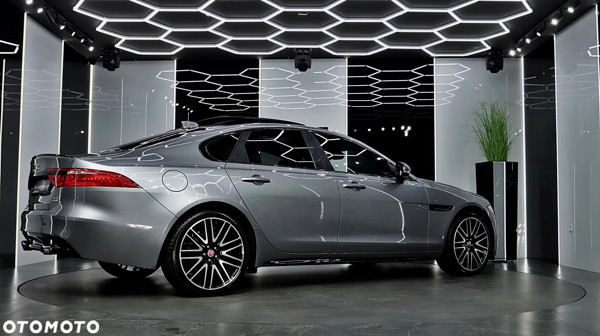 Jaguar XF 2.0 T AWD R-Sport - 10