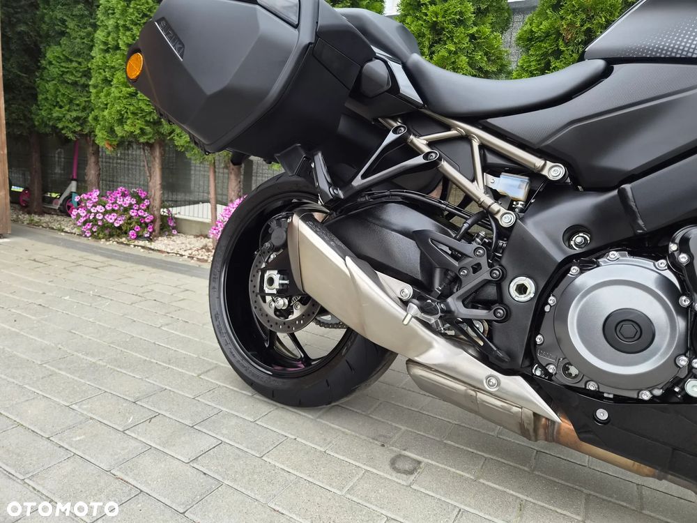 Suzuki GSX - 17